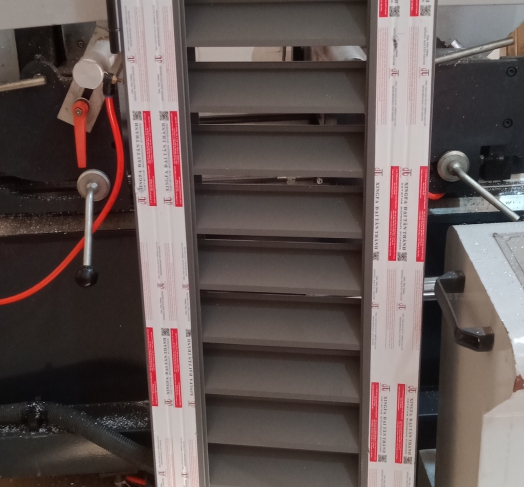 CỬA NHÔM LOUVER NHỎ