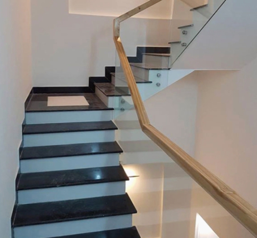 CẦU THANG KÍNH BẬC ĐÁ , TAY VỊN GỖ 2