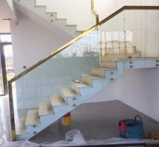 CẦU THANG KÍNH TAY VỊN INOX VÀNG 3