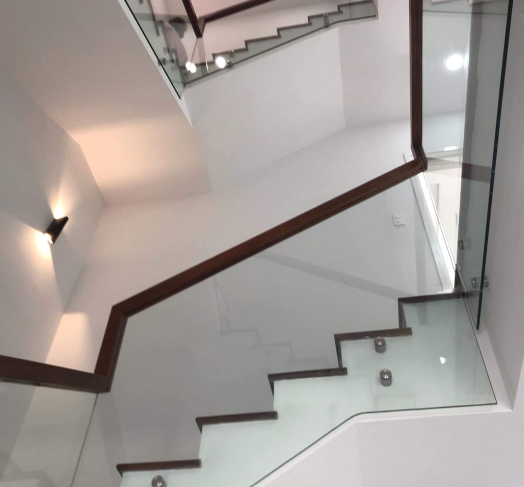 CẦU THANG KÍNH TAY VỊN GỖ 05